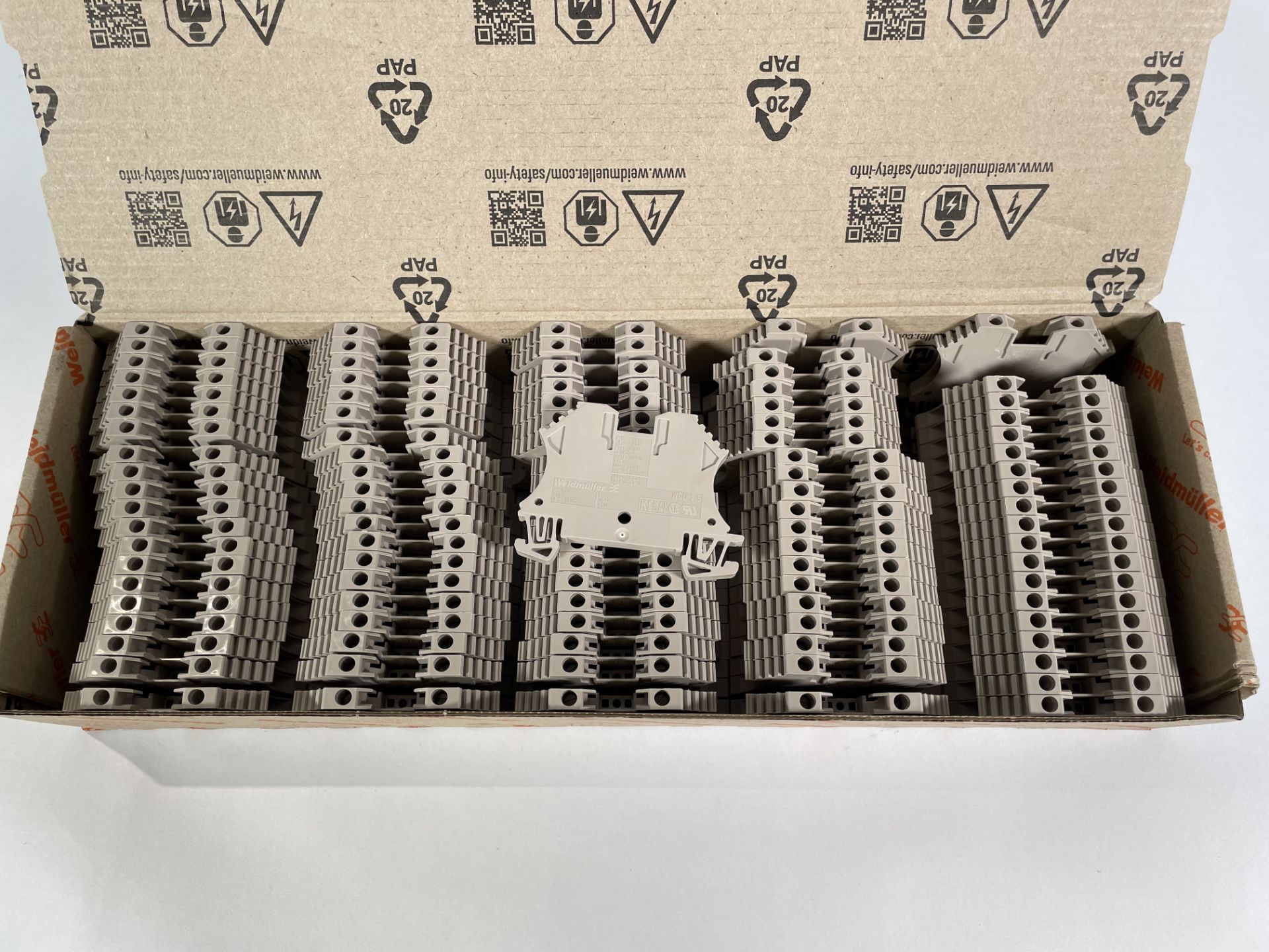 Approximately 2500 Weidmüller 1020000000 WDU Series feed through terminal blocks, dark beige, 2.5 mm