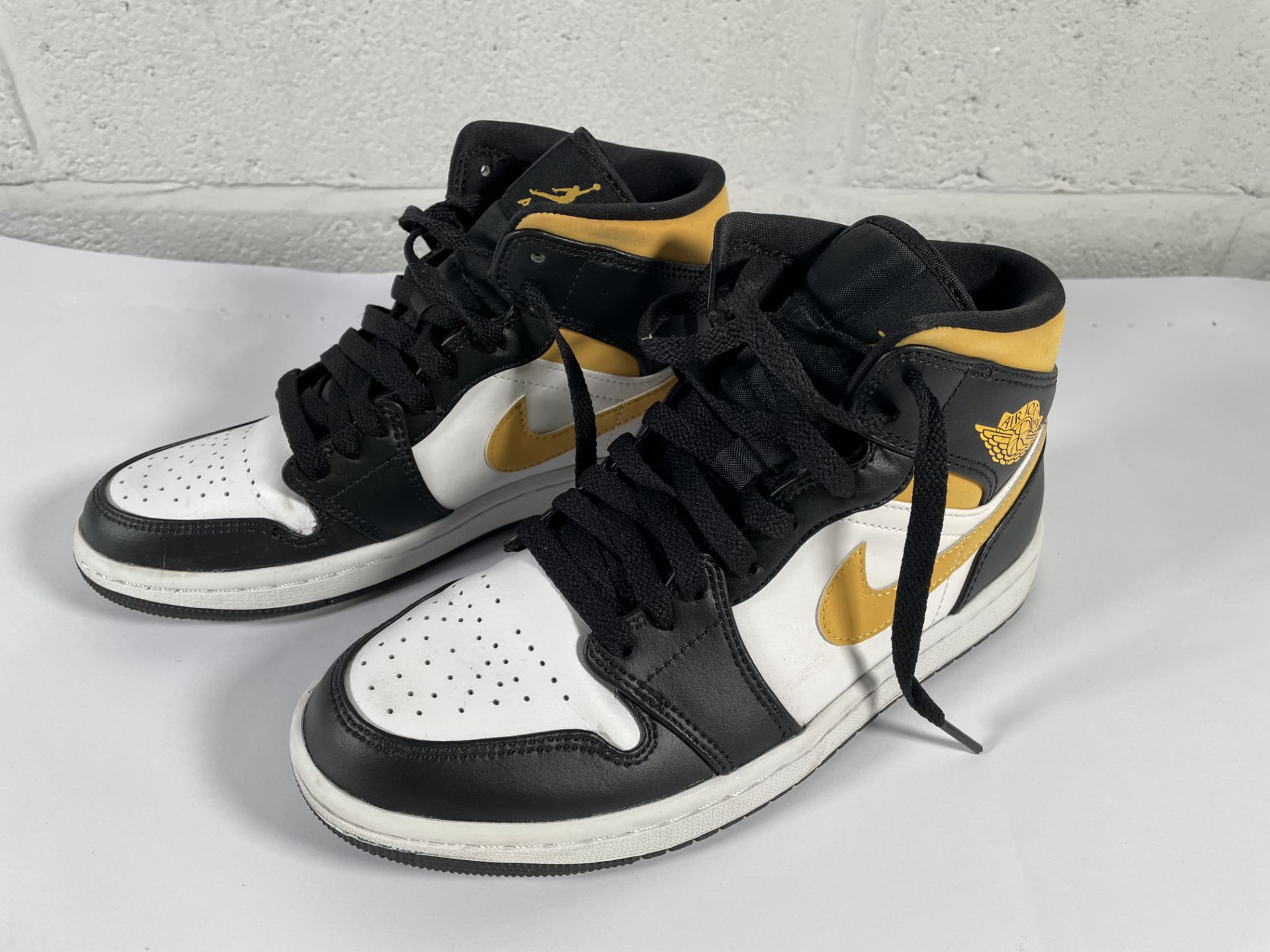 A pair of pre-owned Nike Air Jordan high top (UK 6).