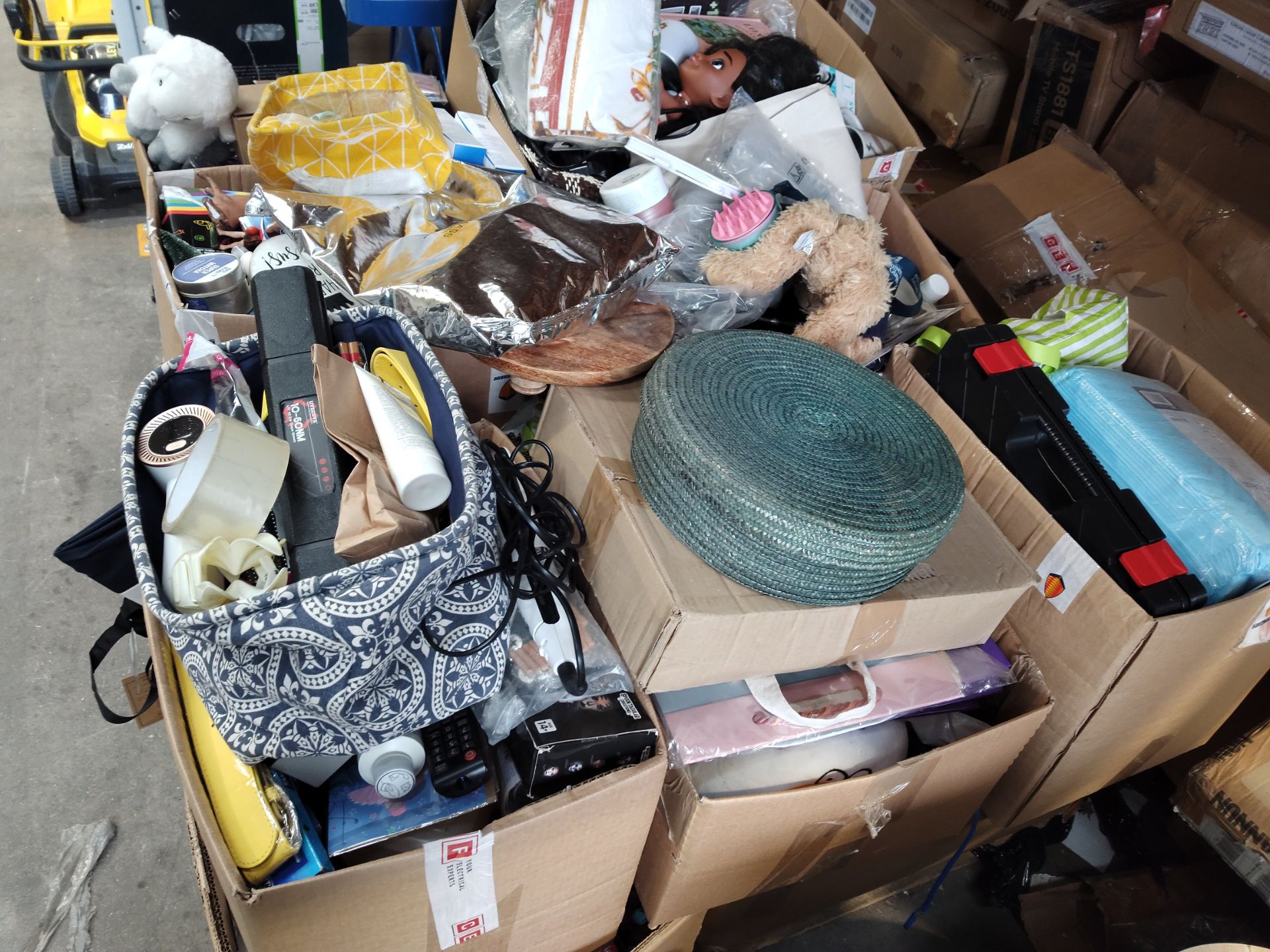 A pallet of assorted miscellaneous items to include toys, stationery, homewares and related. - Image 2 of 3