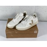 A pair of Veja V-10 leather trainers (UK 3).