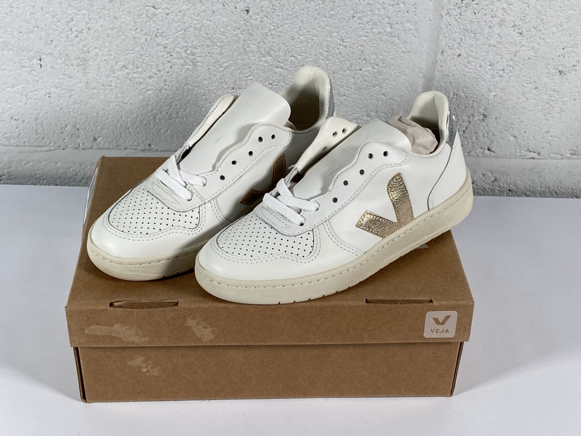 A pair of Veja V-10 leather trainers (UK 3).