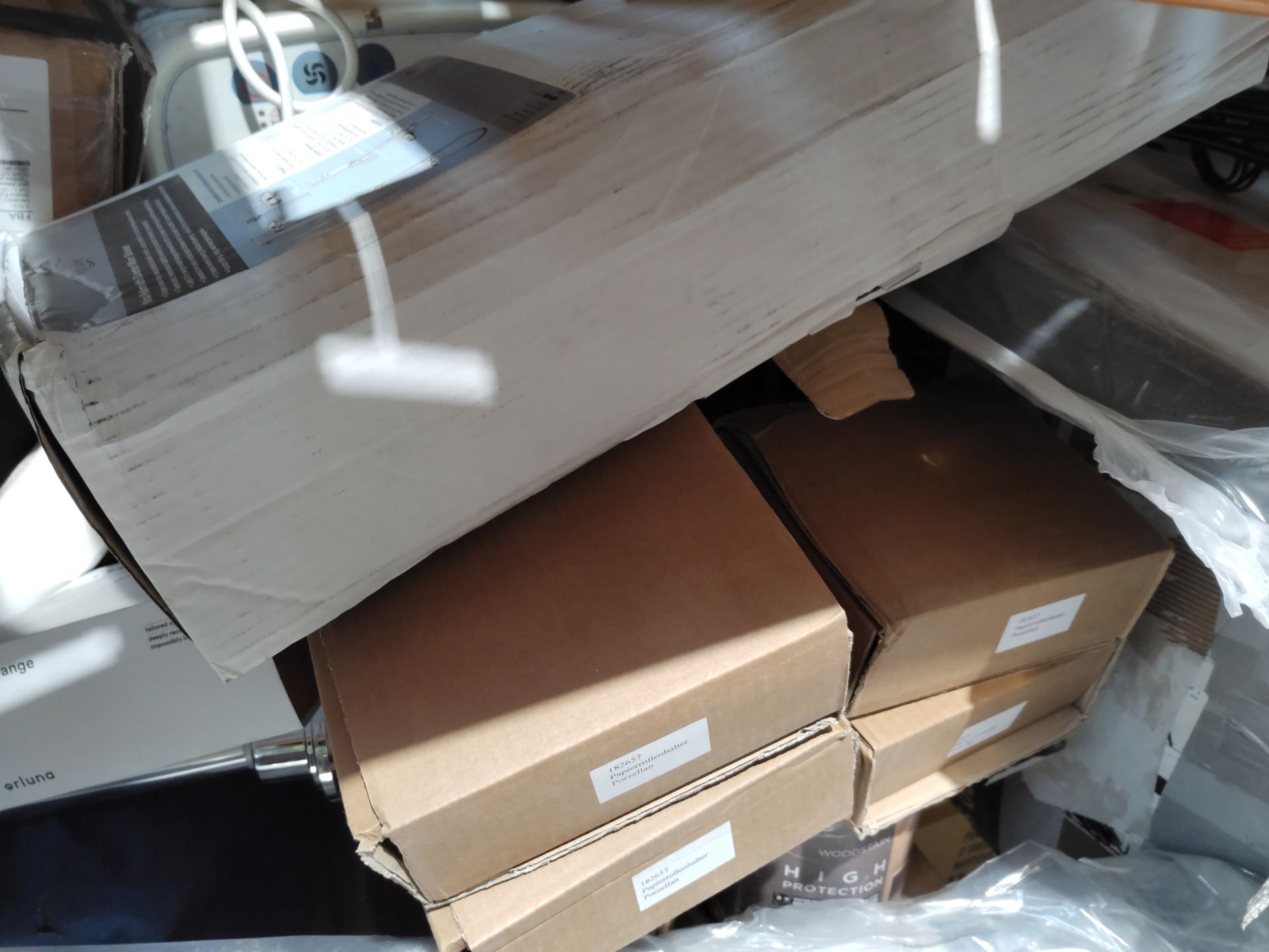 A large quantity of assorted mainly household related items. - Image 3 of 5