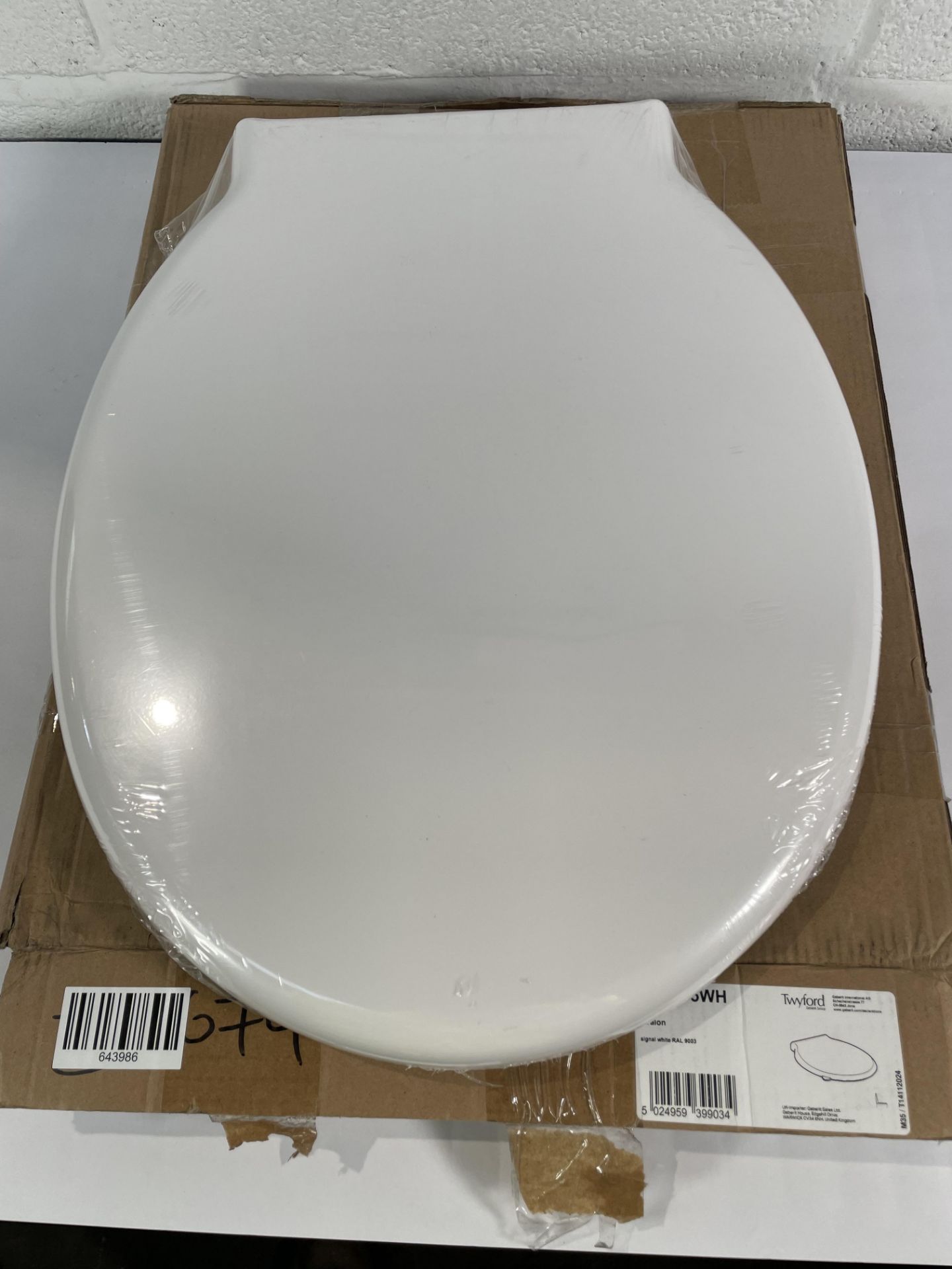 An as new Twyford Avalon/Sola toilet seat and cover, white AV7875WH.