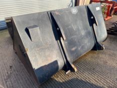 2008 JCB 2.5m3 grain bucket with JCB Q-fit attachments. Serial No: 37181 Please Note: This lot is av