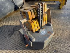 Fendt 1,250kg front weight block with additional wafer weights Please Note: This lot is available fo