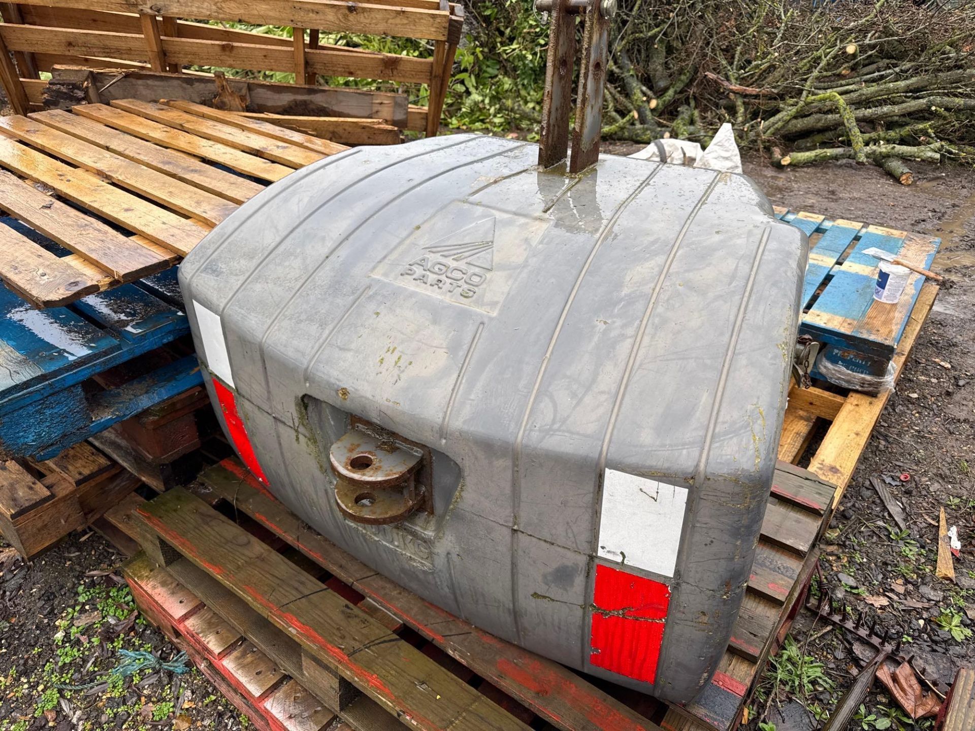 AGCO 1100kg concrete front weight, linkage mounted - Image 2 of 2