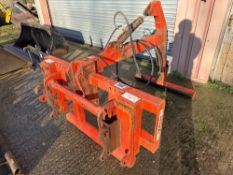 Browns hydraulic operated bale squeeze with Euro 8 and Manitou hook attachments Please Note: This lo