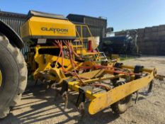 2016 Claydon Hybrid 6m hydraulic folding drill with bout markers and Stocks Fanjet Mini applicator.