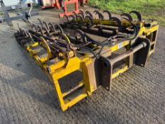 Grays Flat 8 bale grab with Manitou hook fittings Please Note: This lot is available for viewing and