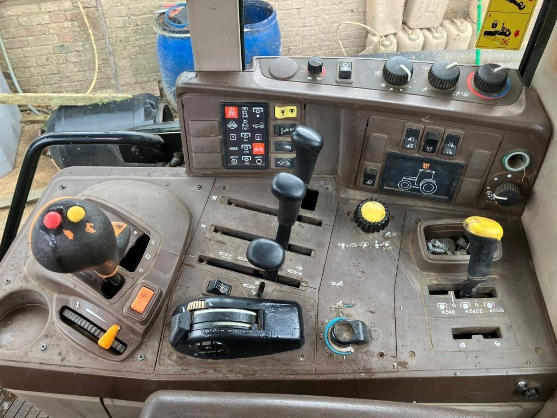 2004 John Deere 6620 Tractor - (Cambridgeshire) - Image 6 of 15