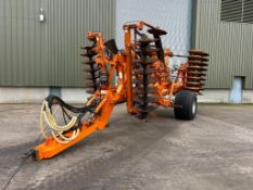 2004 Simba Solo 450 with front discs, 6No low disturbance legs to rear DD packer and discs, rear dra