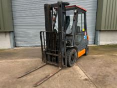 1999 Toyota O2-6FDF25 2.5t diesel forklift, 4700mm lift height, no side shift with pallet tines. Ser