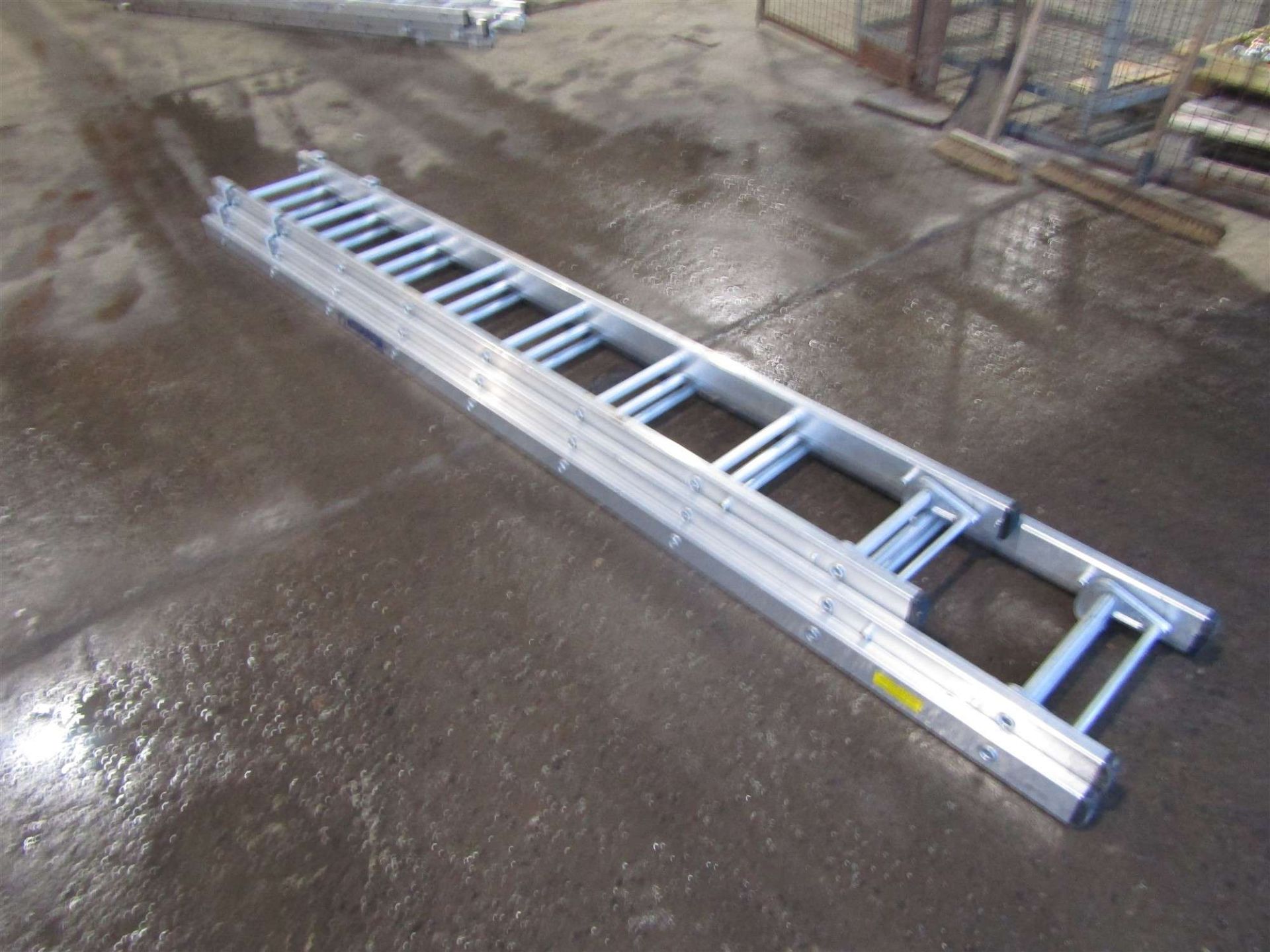 2.7M TRIPLE EXTENSION LADDER (DIRECT FIRE & RESCUE)