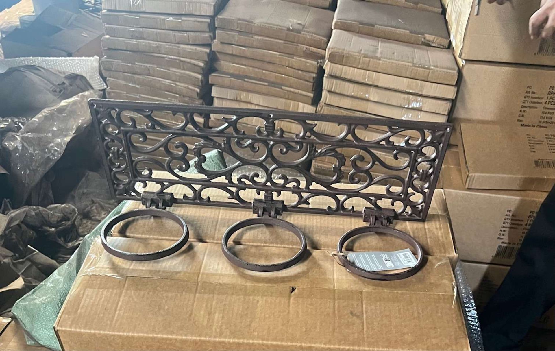 CAST IRON ORNATE 3 HOLE PLANTPOT HOLDER/RACK