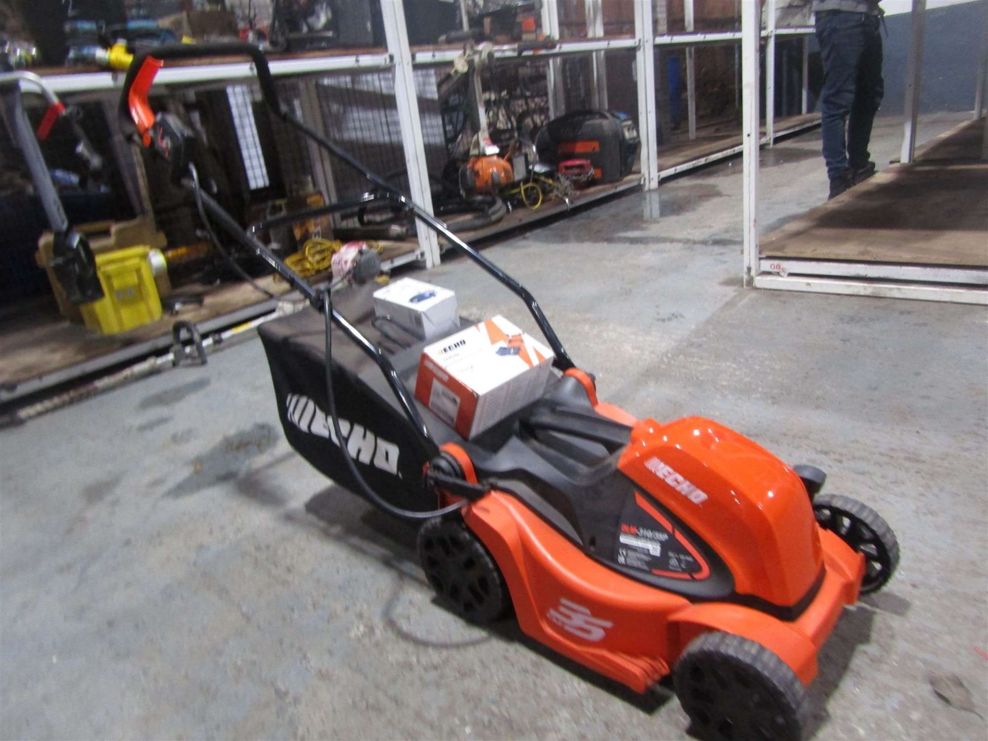 ECHO DLM310-35P BATTERY MOWER & CHARGER***