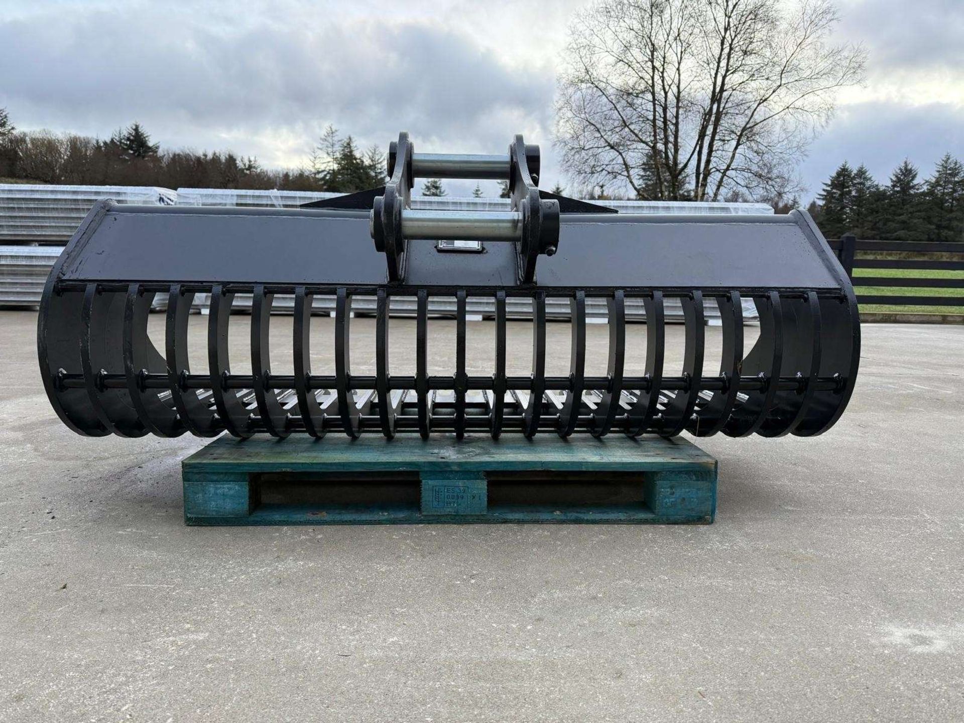 NEW RAKE RIDDLE BUCKET TO SUIT 14T MACHINE WITH 65MM PINS - Image 2 of 9