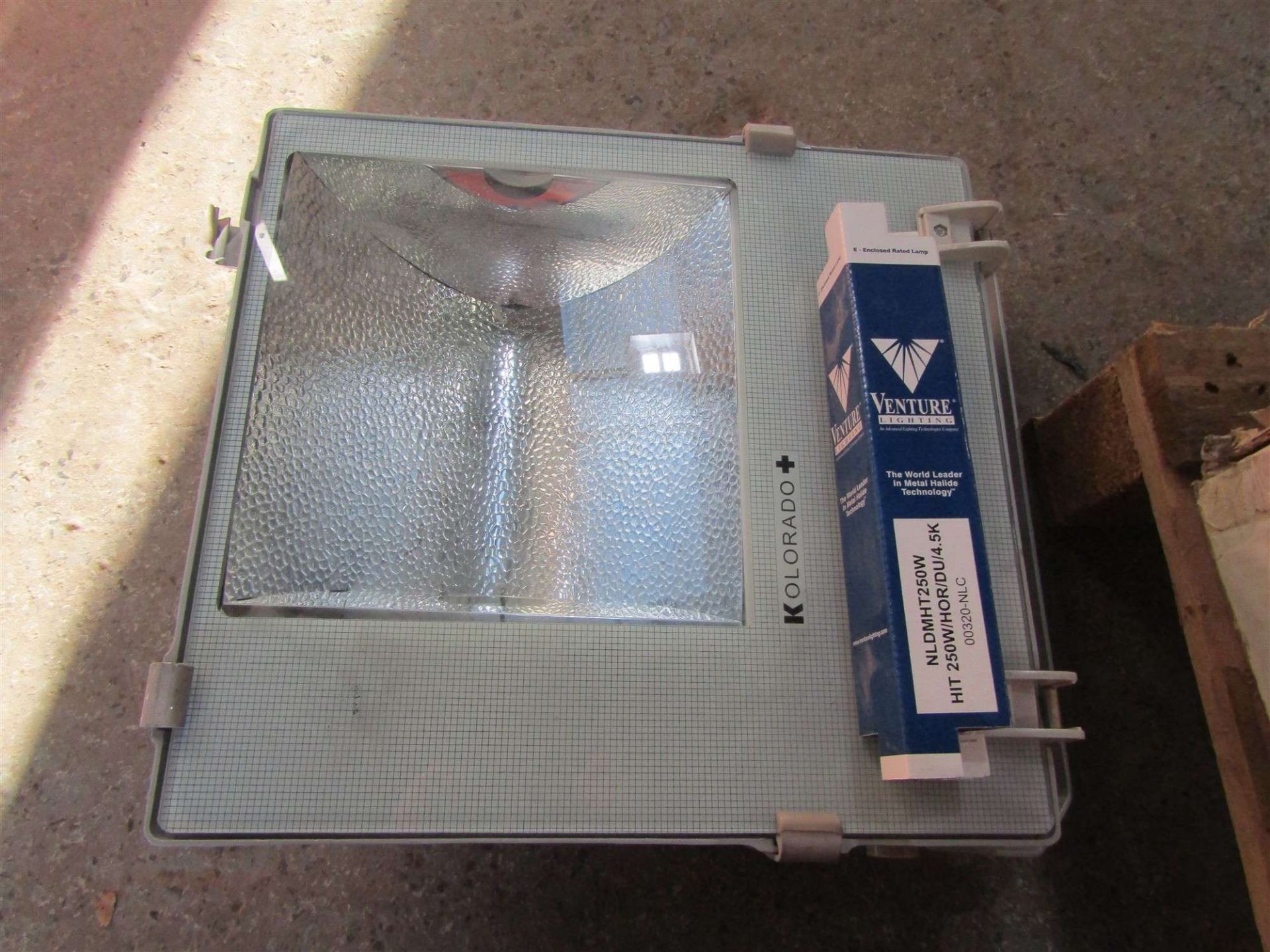 KOLORADO FLOOD LIGHT & BULB