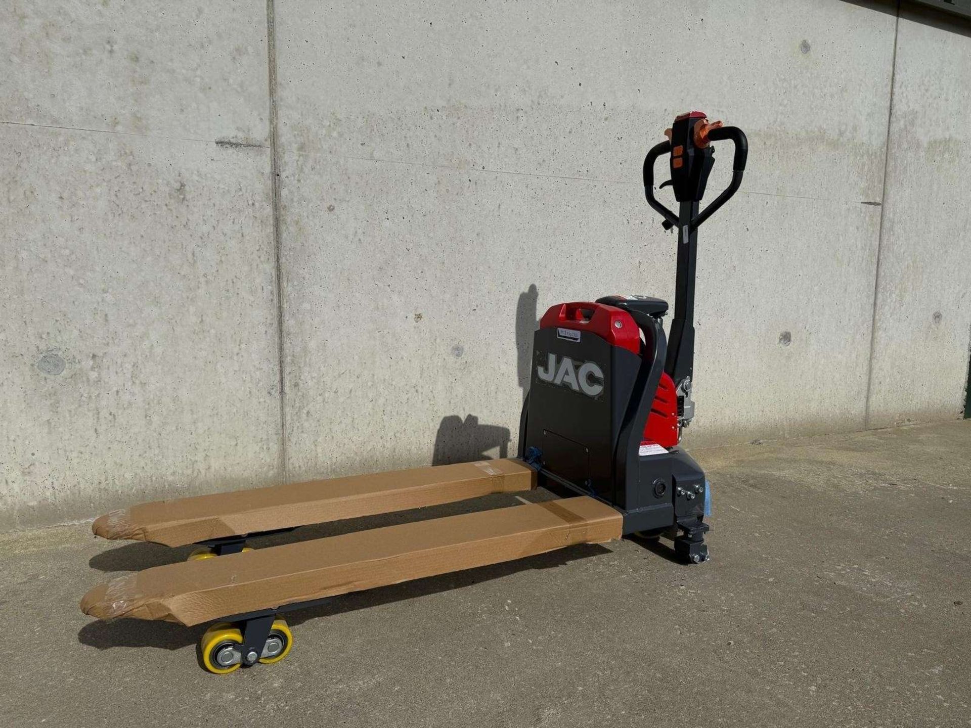 NEW JAC 1500KG ELECTRIC PUMP TRUCK C/W KEY, CHARGER & MANUAL