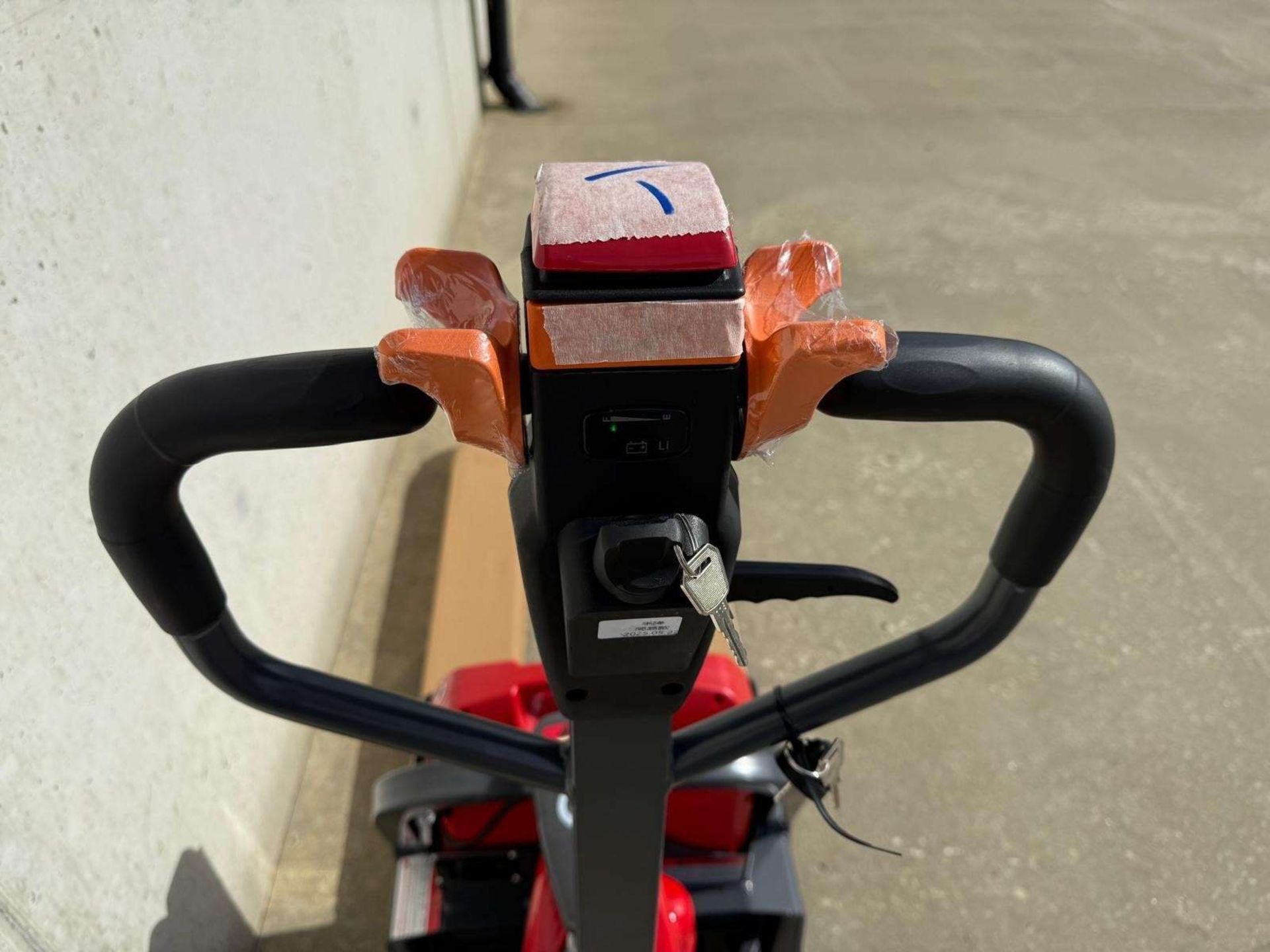 NEW JAC 1500KG ELECTRIC PUMP TRUCK C/W KEY, CHARGER & MANUAL - Image 6 of 10