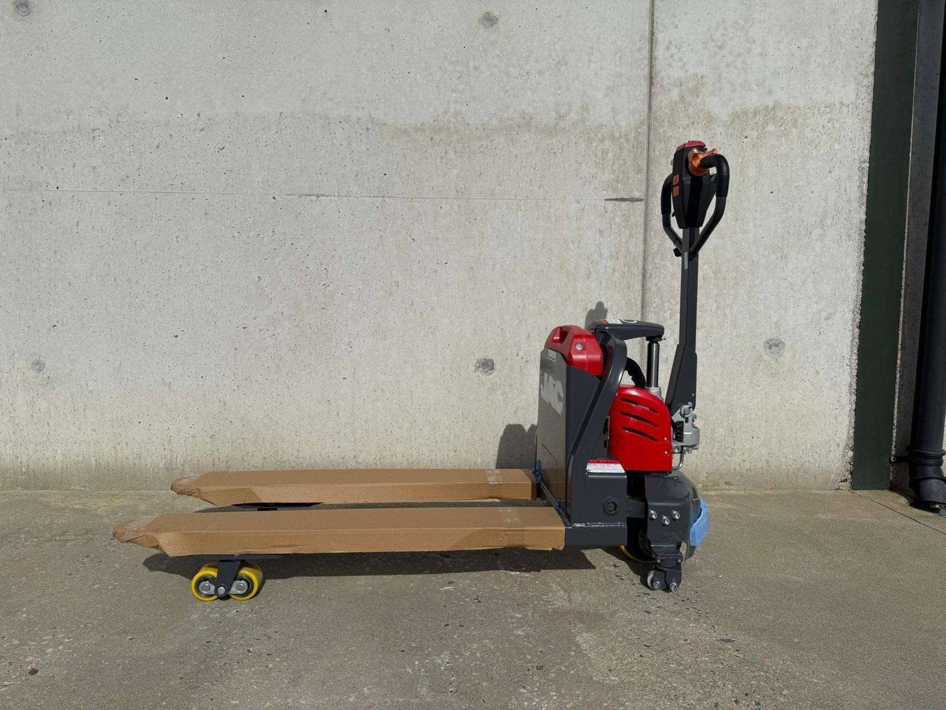 NEW JAC 1500KG ELECTRIC PUMP TRUCK C/W KEY, CHARGER & MANUAL - Image 5 of 10
