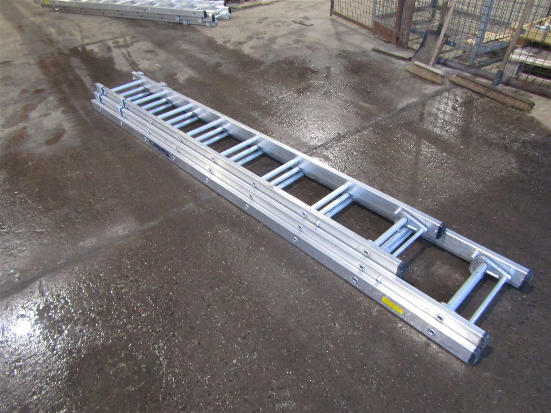 2.7M TRIPLE EXTENSION LADDER (DIRECT FIRE & RESCUE)