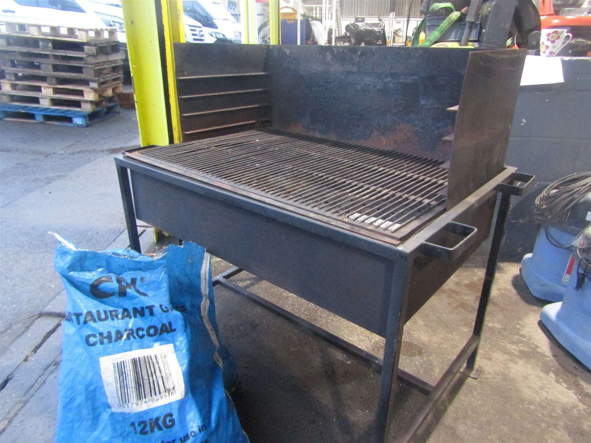 BARBECUE GRILL WITH COAL