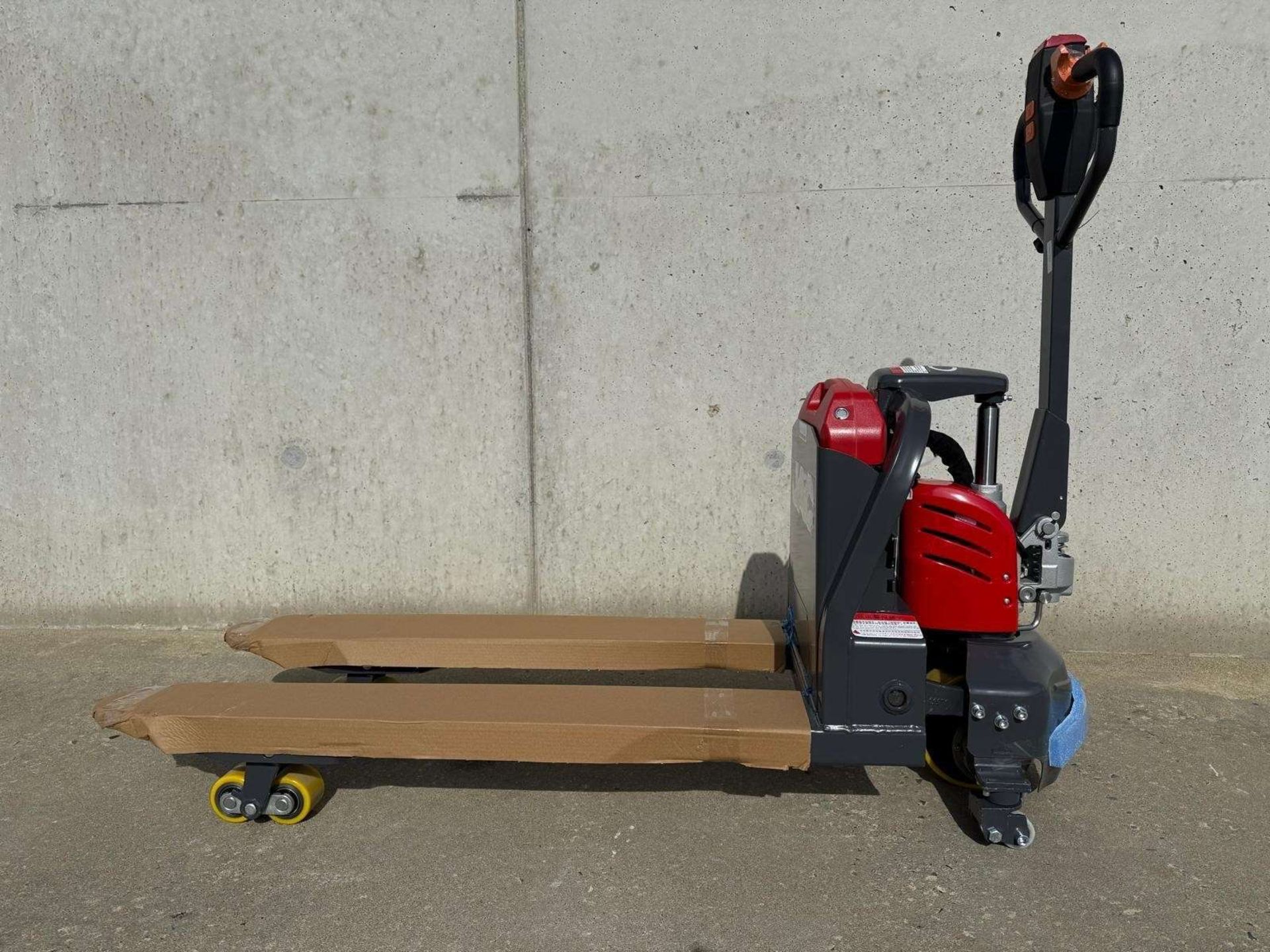NEW JAC 1500KG ELECTRIC PUMP TRUCK C/W KEY, CHARGER & MANUAL - Image 2 of 10