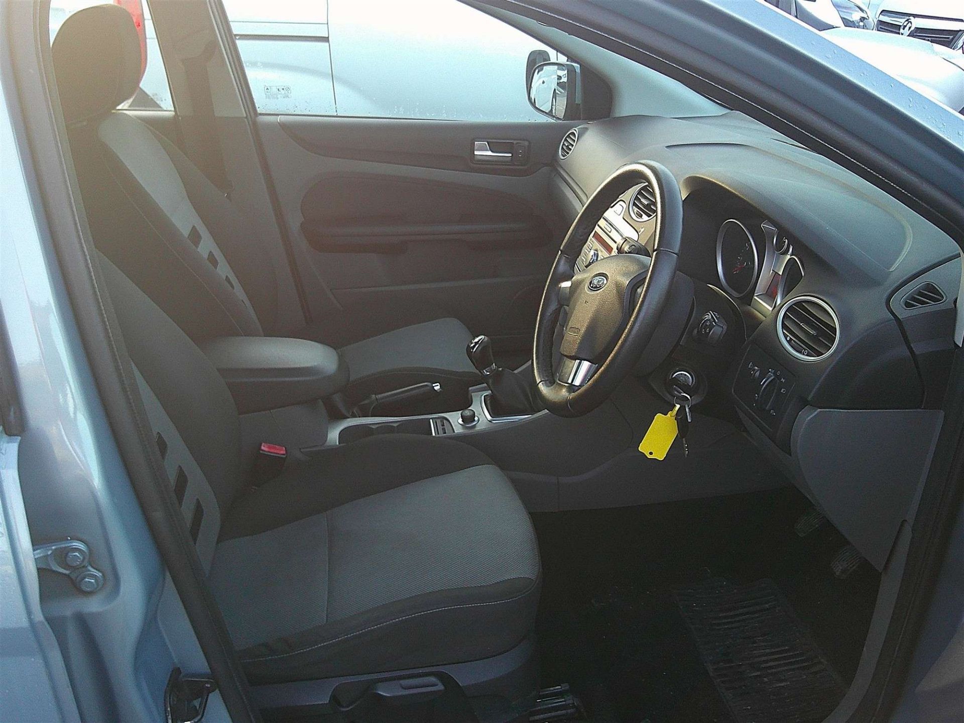 2009 58 REG FORD FOCUS ZETEC 125 - Image 5 of 7