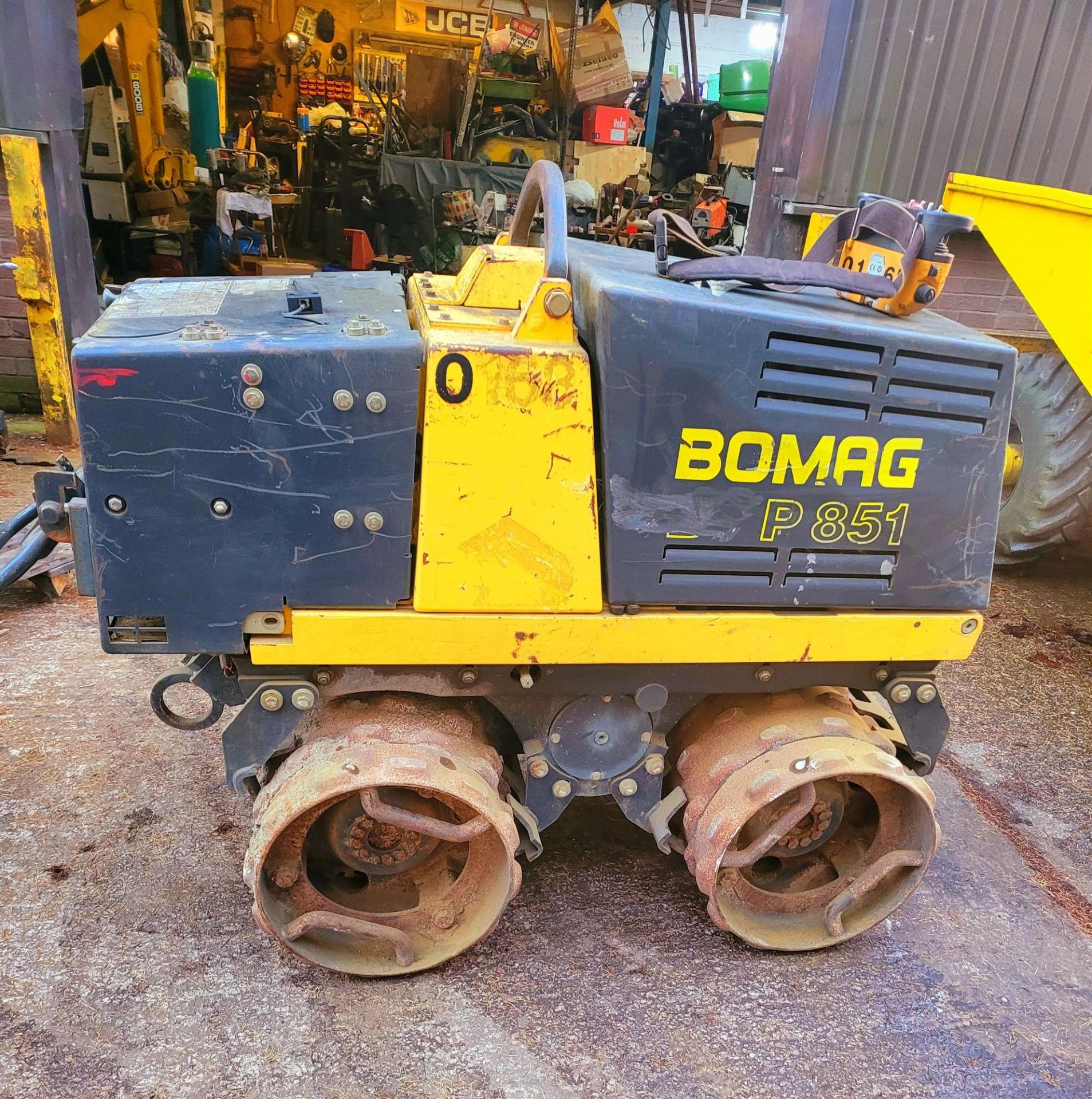 BOMAG P851 FWO TRENCH ROLLER - 2 TON - RADIO CONTROLLED (SOLD OFF SITE - BURNLEY) - Image 2 of 4