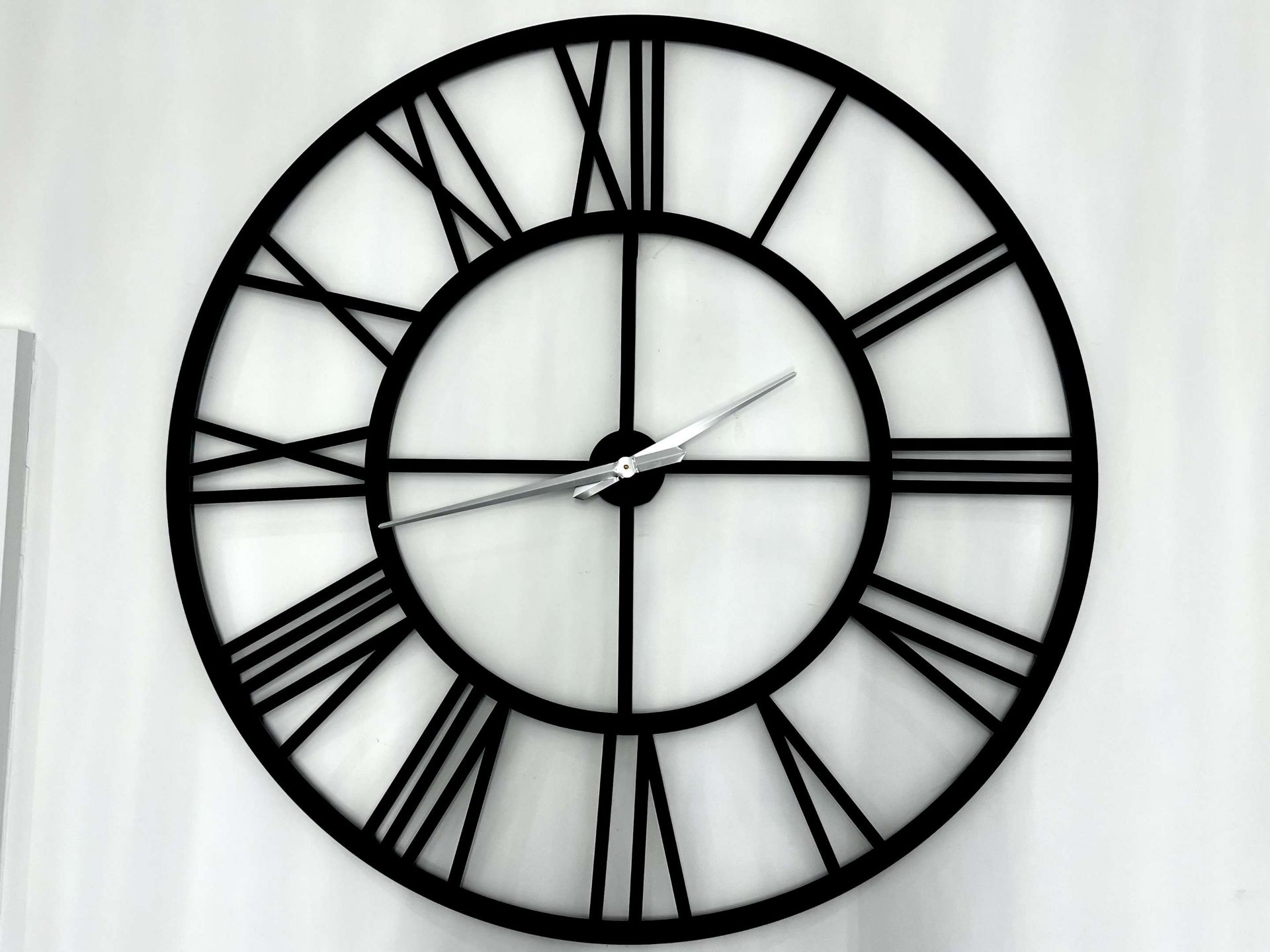 HUGE BLACK METAL 1.2M DIAMETER WALL CLOCK - Image 2 of 2