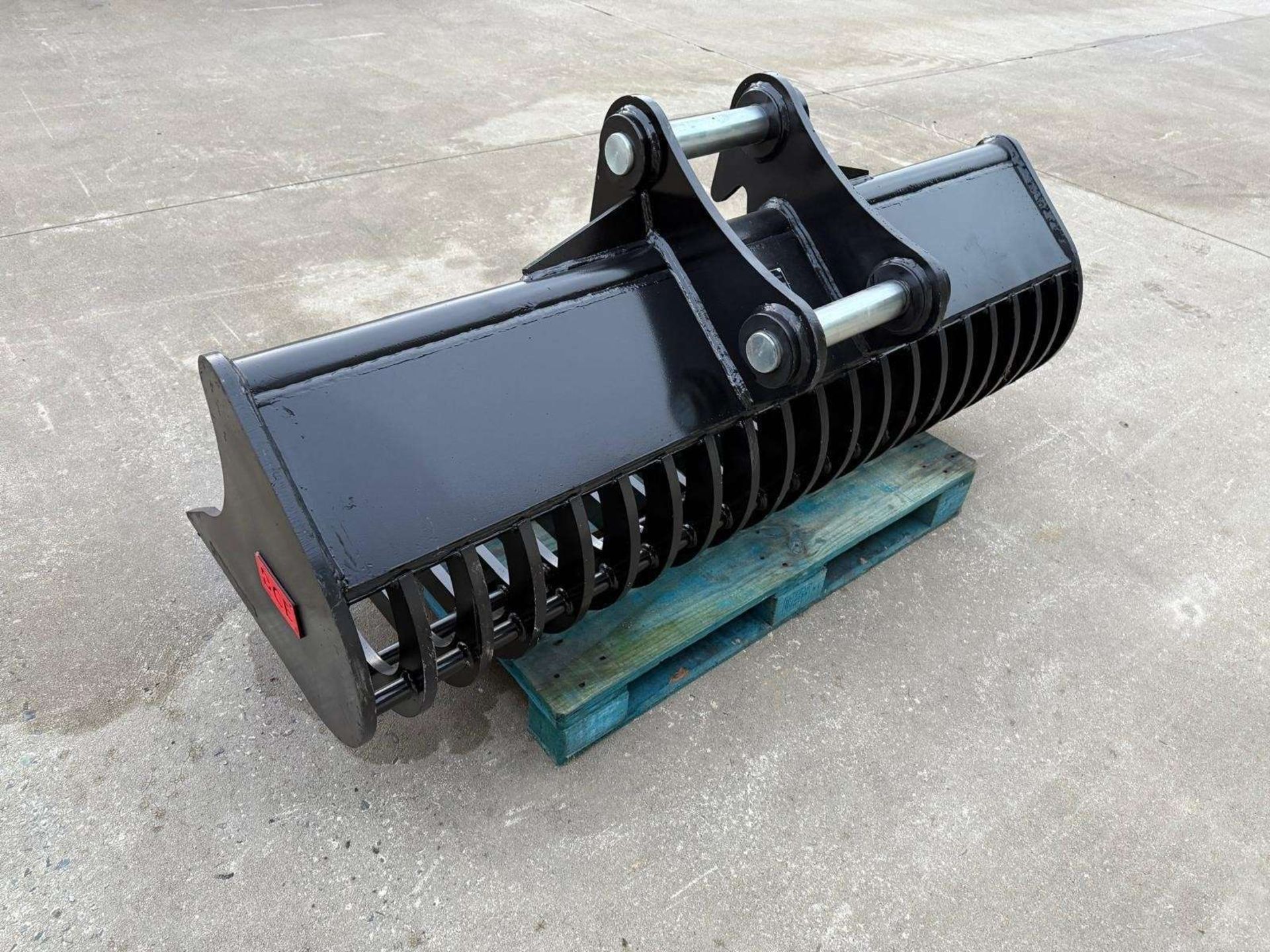NEW RAKE RIDDLE BUCKET TO SUIT 14T MACHINE WITH 65MM PINS - Image 3 of 9