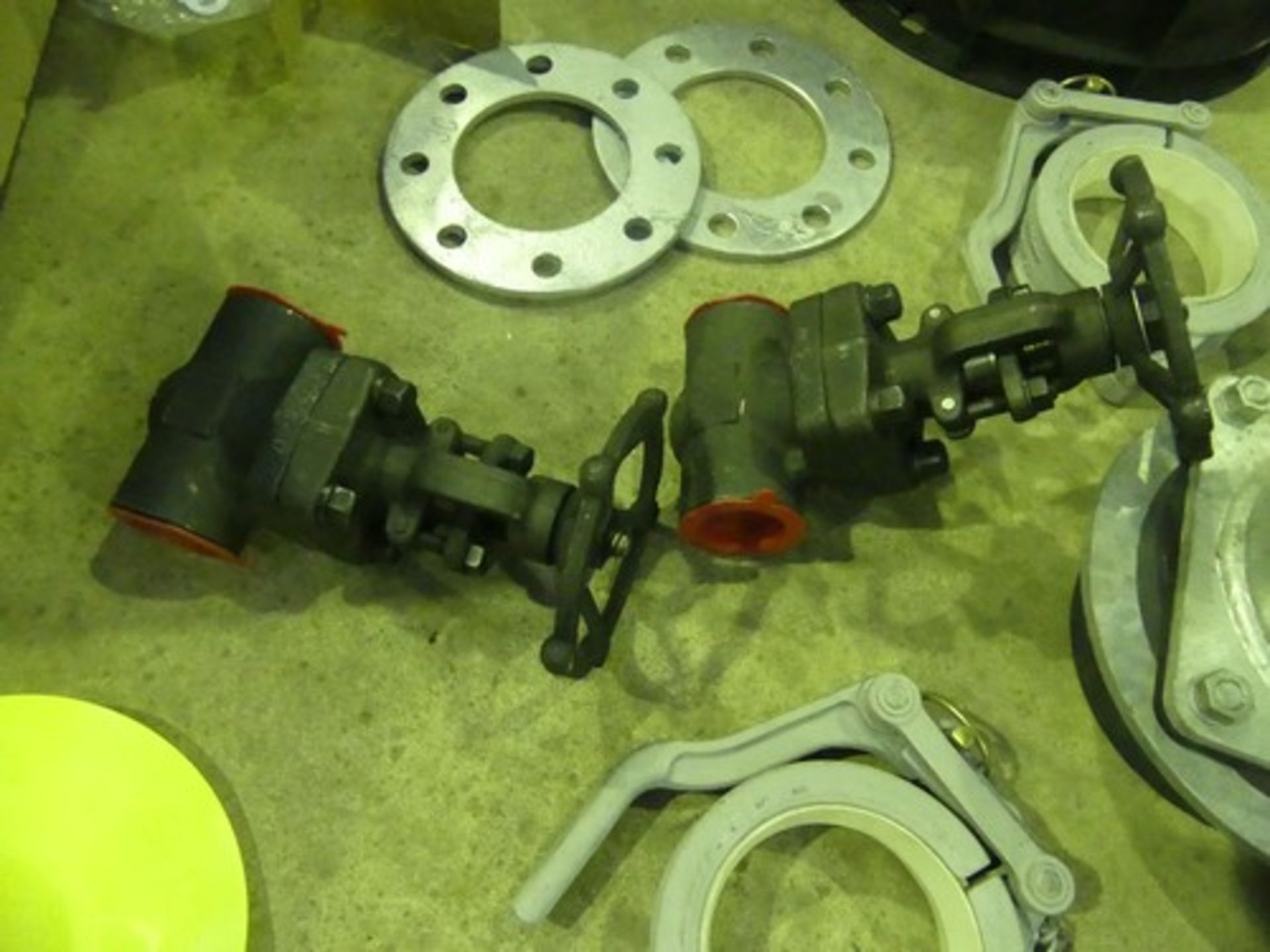 A selection of water related items, including 2 x Soham 1 1/2" valves body F11, 1 x 190mm flange - Image 3 of 7