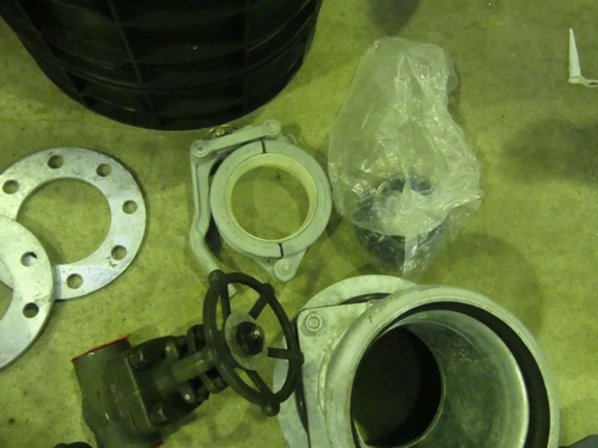 A selection of water related items, including 2 x Soham 1 1/2" valves body F11, 1 x 190mm flange - Image 5 of 7