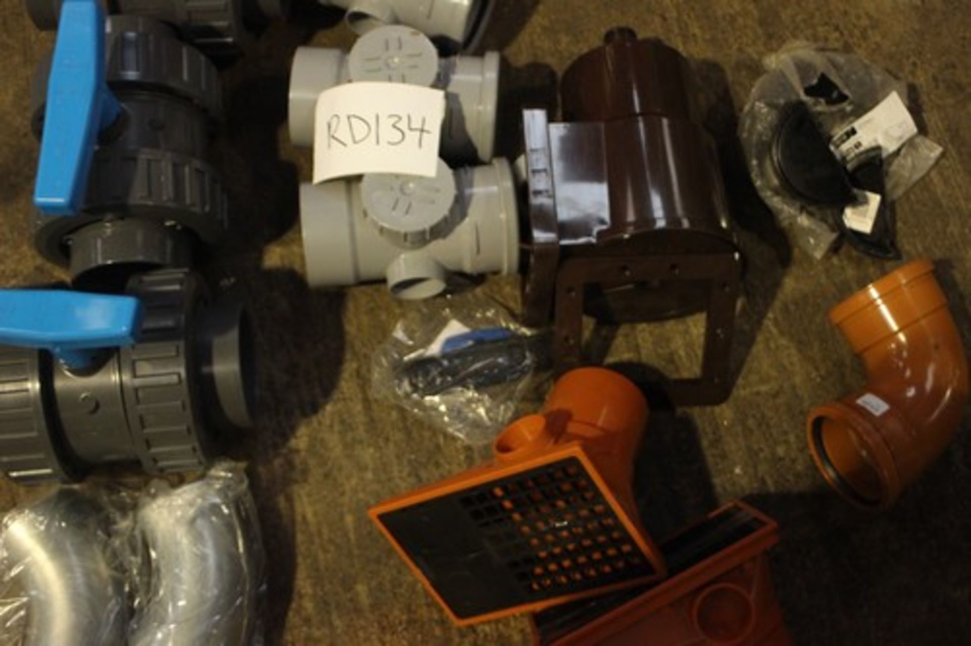 A magnum of drainage products, including 1 x pack of 3 Clark drain garage pack, pipe clips, - Image 5 of 9