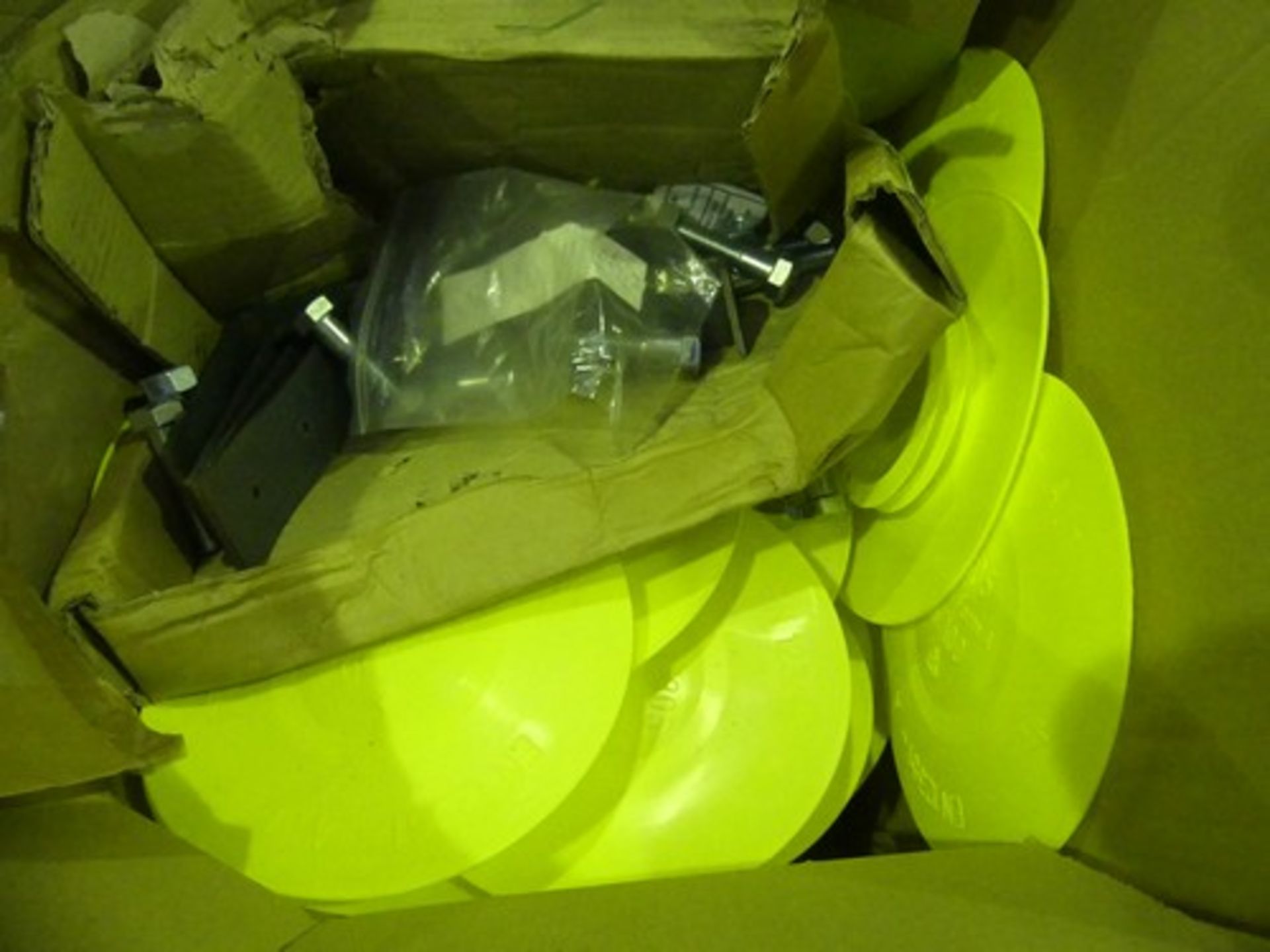 A selection of water related items, including 2 x Soham 1 1/2" valves body F11, 1 x 190mm flange - Image 7 of 7