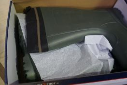 5 x pairs of Wellington boots, various sizes, comprising 4 x Dunlop and 1 x Hoot Foot - new (table)