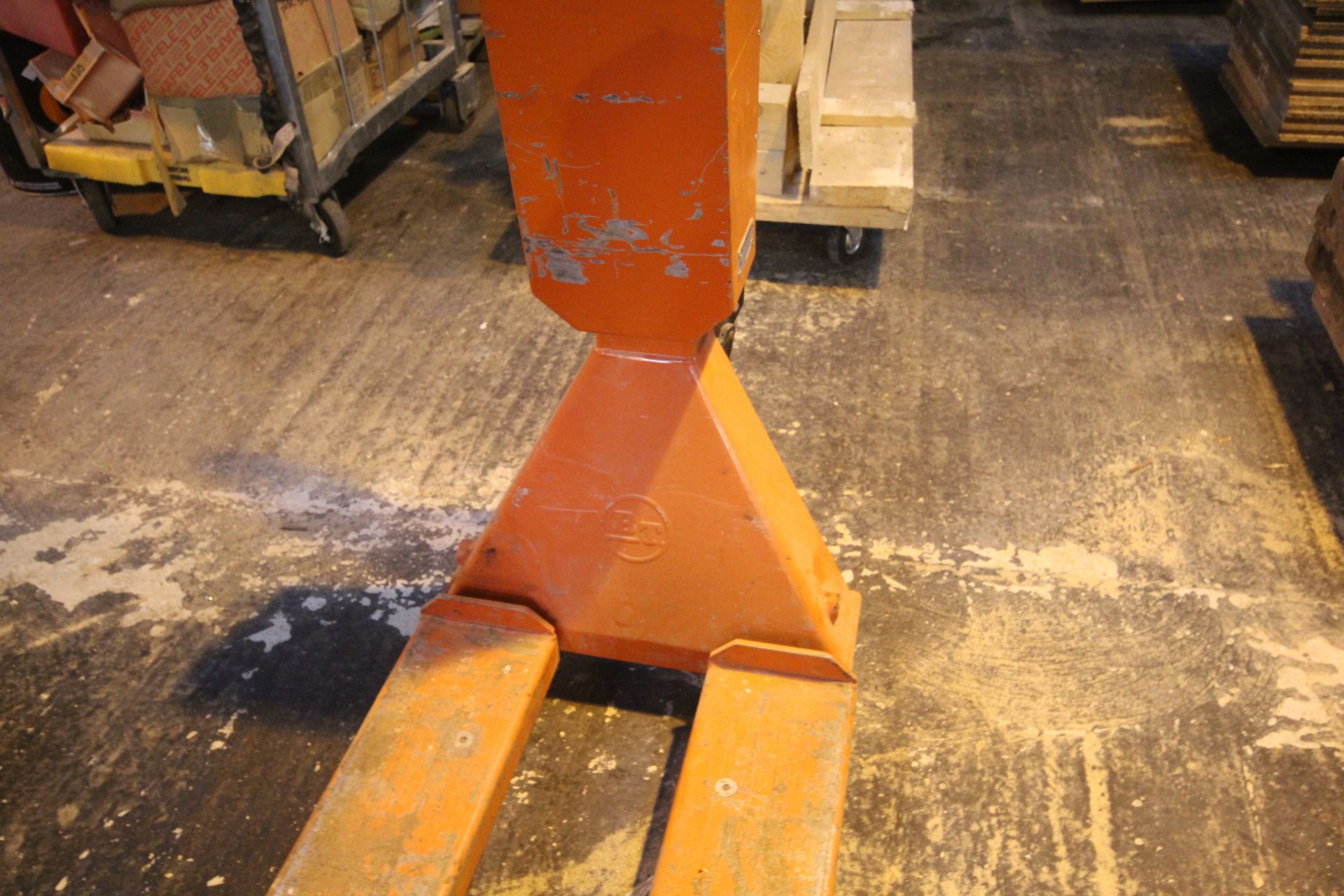 BT pump up pallet truck. With scales (no leads). - Image 6 of 7