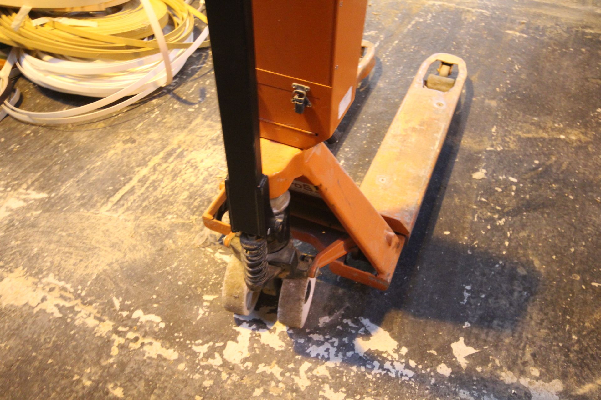 BT pump up pallet truck. With scales (no leads). - Image 4 of 7