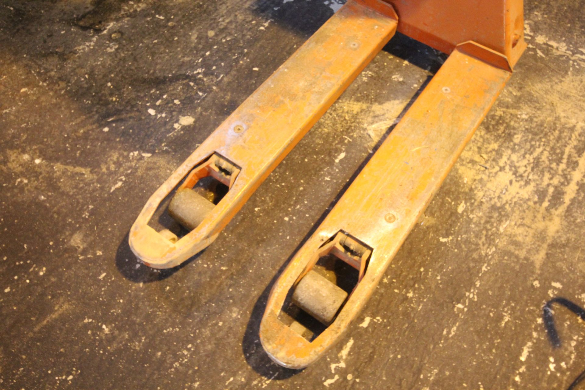 BT pump up pallet truck. With scales (no leads). - Image 7 of 7