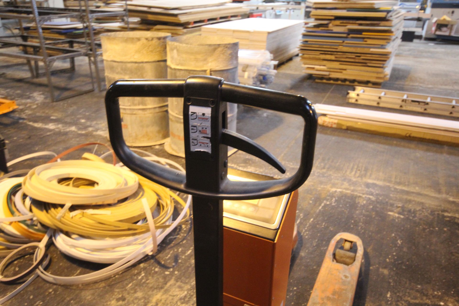 BT pump up pallet truck. With scales (no leads). - Image 3 of 7