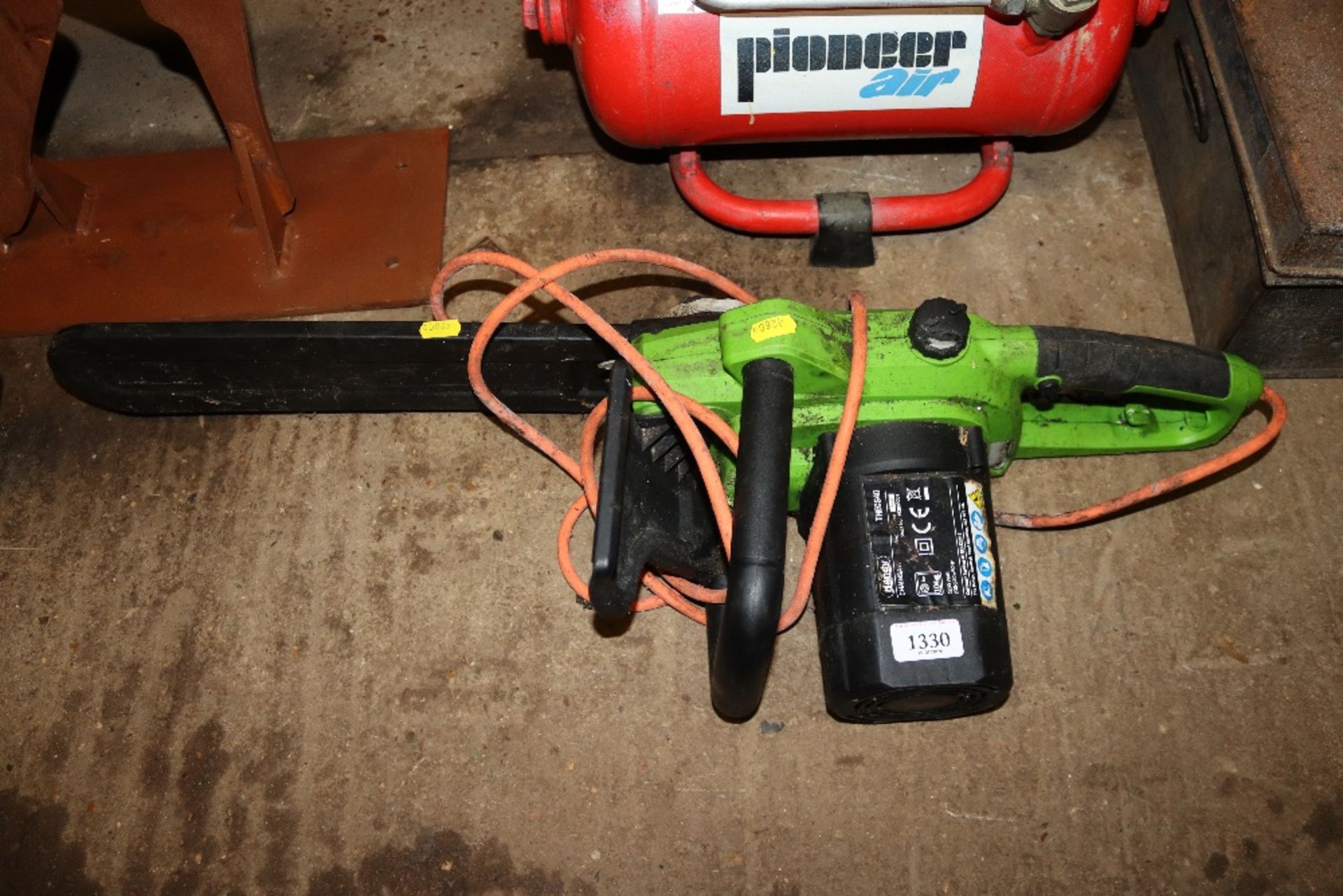 A Handy THECS40 electric chain saw
