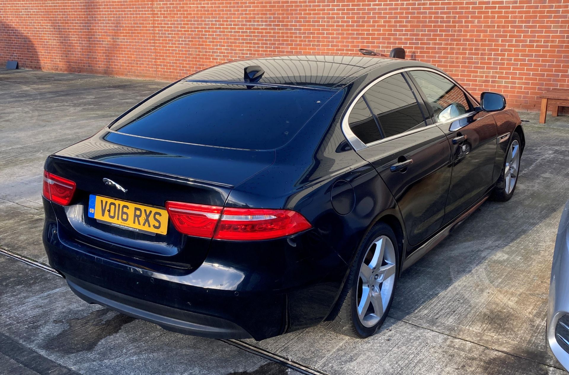 JAGUAR 2.0 XER R-SPORT I AUTOMATIC 4 DOOR SALOON - Petrol - Black. - Image 6 of 14