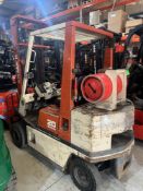 NISSAN 20 GAS FORK LIFT TRUCK - Orange - fitted with side shift. Cap: 2000kg.