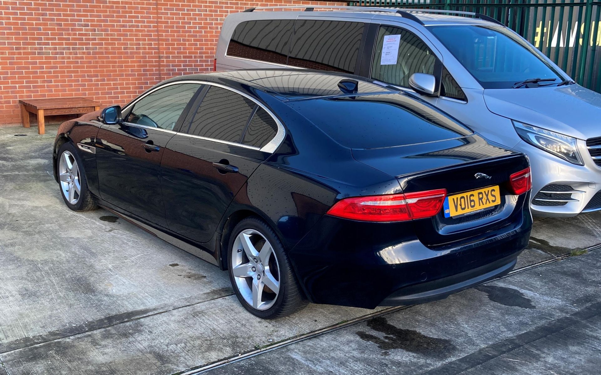 JAGUAR 2.0 XER R-SPORT I AUTOMATIC 4 DOOR SALOON - Petrol - Black. - Image 4 of 14