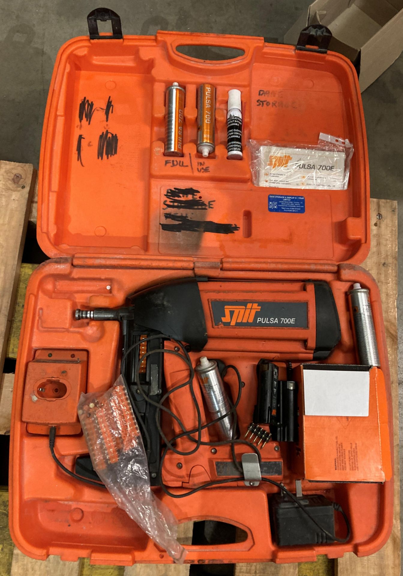 Spit Pulsa 700E battery nail-gun complete with charger and case (N02)