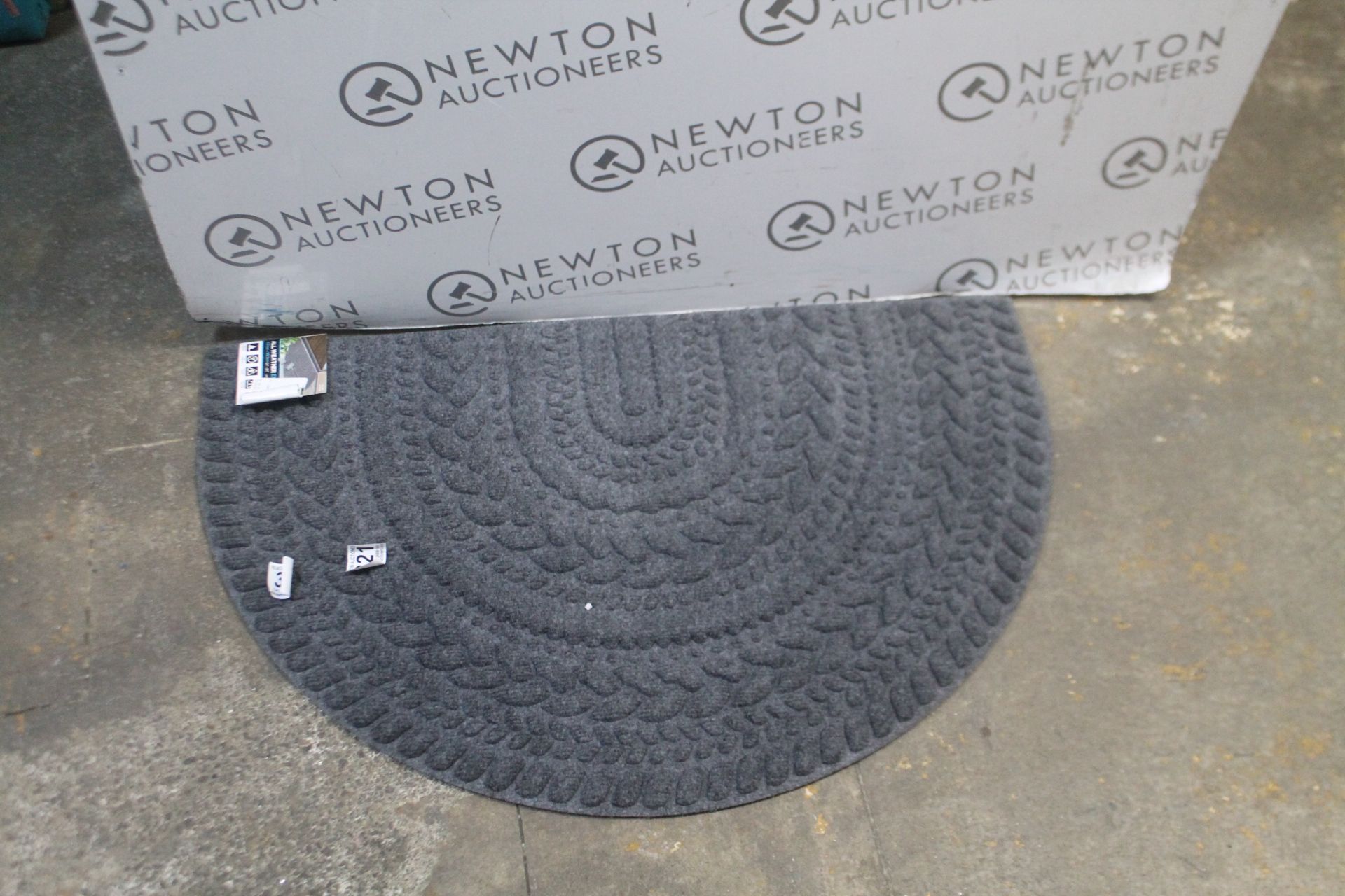 1 APACHE MILLS ALL SEASONS HALF ROUND ENTRY MAT RRP Â£24.99