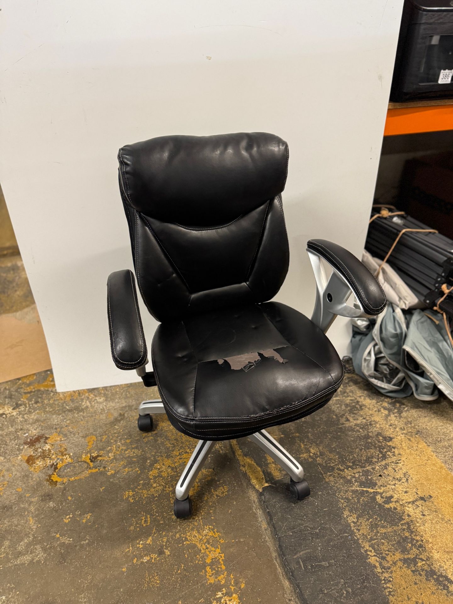 1 TRUE INNOVATIONS SMALL OFFICE CHAIR RRP Â£89 (WORKING, LEATHER PEELING)