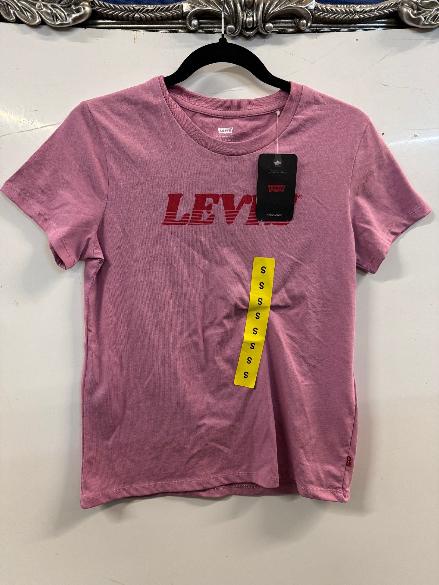 1 LADIES LEVIS T-SHIRT IN PINK SIZE S RRP Â£19