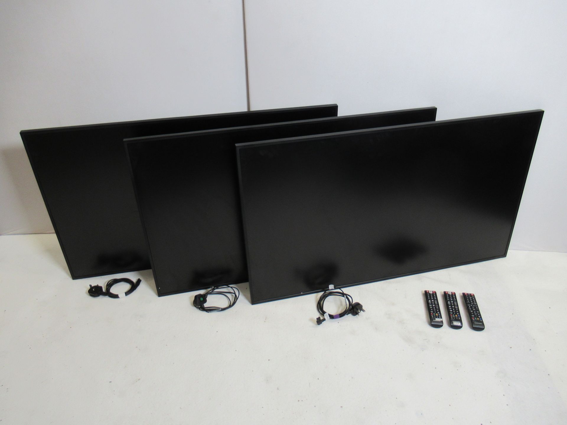 (3) Samsung QH50B 50" LED-backlit LCD display 4K