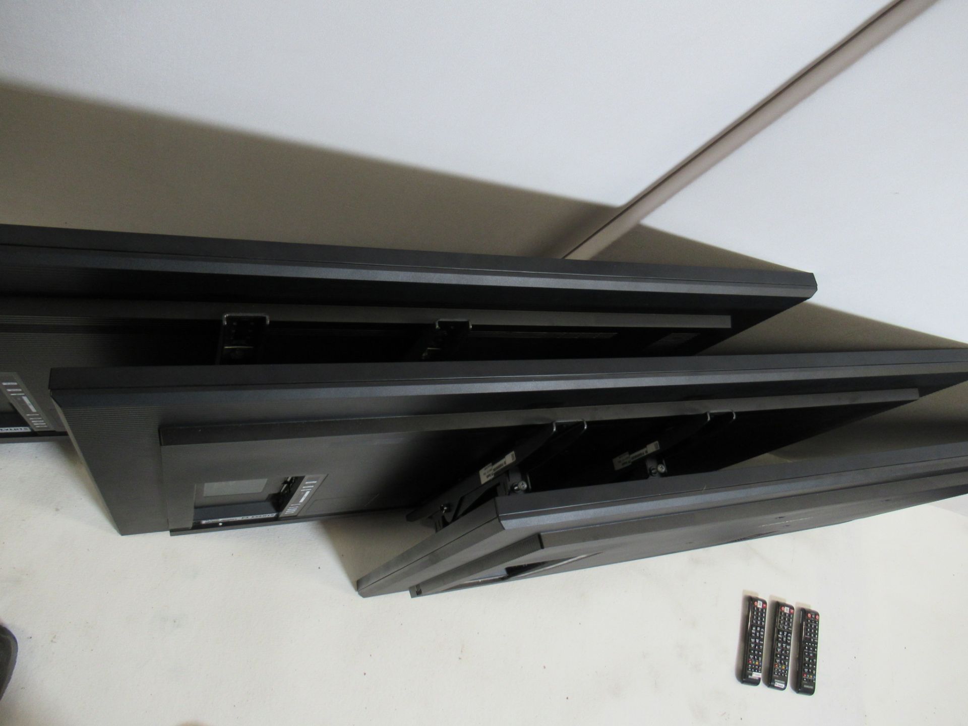 (3) Samsung QH50B 50" LED-backlit LCD display 4K - Image 4 of 8